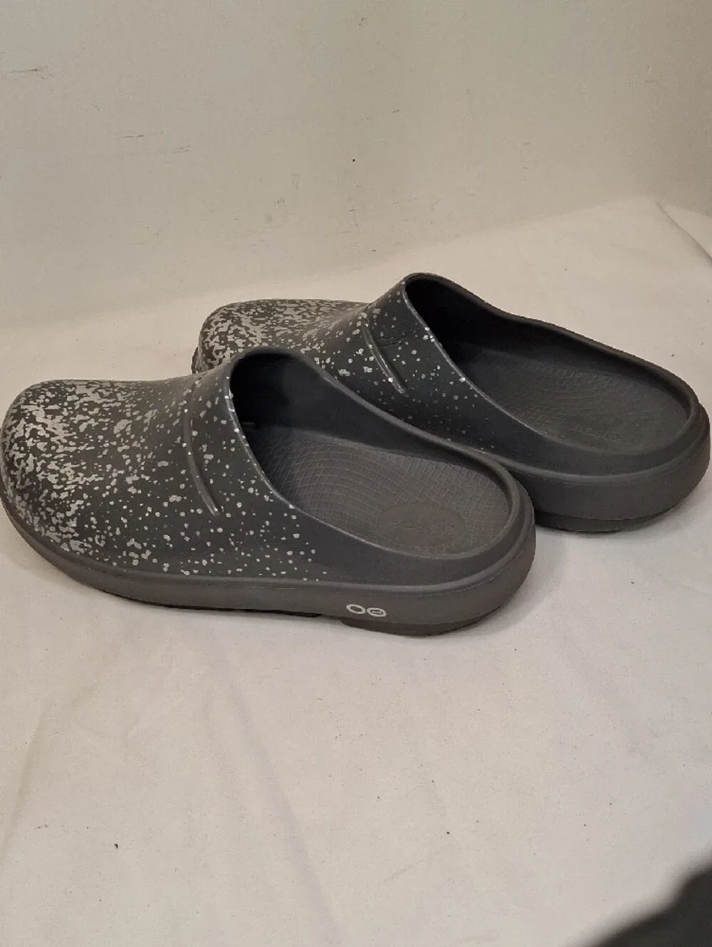 OOFOS Men's Black Slip-On Clogs with Silver Speckle. Great Almost New Casual